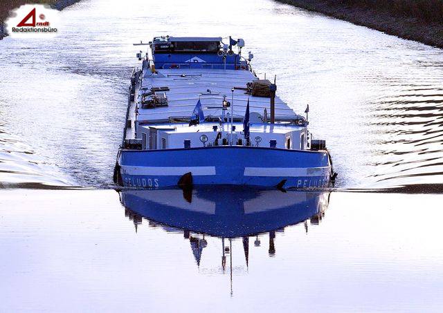 14.04.2008 / Ruhiges Fahrwasser: Das Binnenschiff „Peludos“ auf dem Küstenkanal in Richtung Oldenburg.
