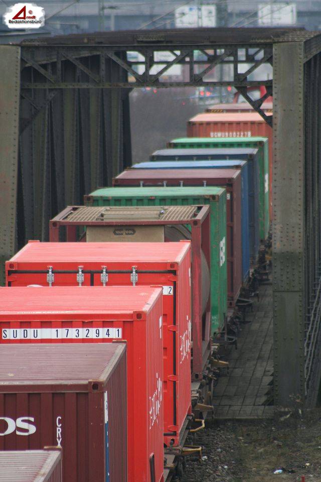 Eisenbahnverkehr im Hamburger Hafen. Ein Container-Ganzzug verlässt den Terminal-Komplex Waltershof - 2006.