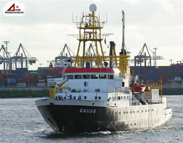 Die Gauss, das älteste Forschungsschiff des Bundesamtes für Seeschifffahrt, einlaufend im Hamburger Hafen