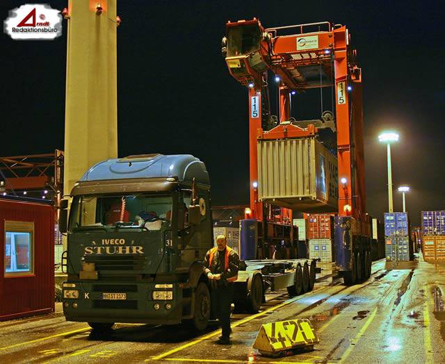 Ein Container-LKW der Firma Stuhr wird auf dem Hamburger Eurogate-Containerterminal beladen