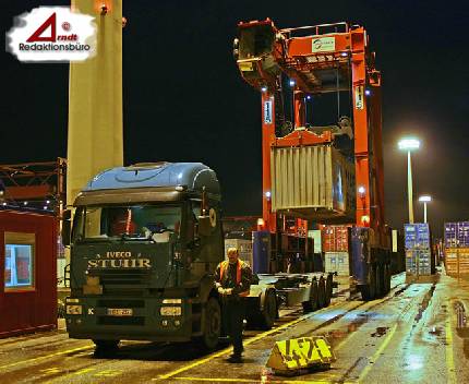 Ein Container-LKW der Firma Stuhr wird auf dem Hamburger Eurogate-Containerterminal beladen